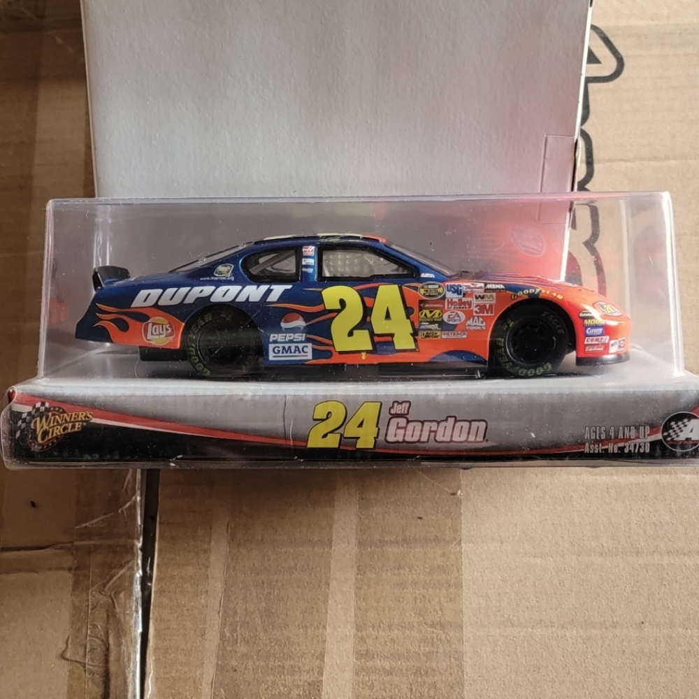 Jeff Gordon die-cast car 1:24 scale